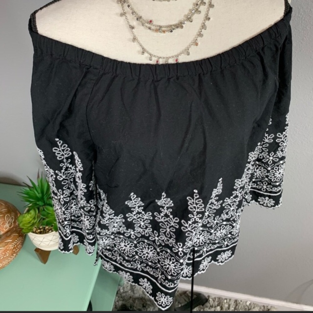 Talbots Top Host Pick Black and white.